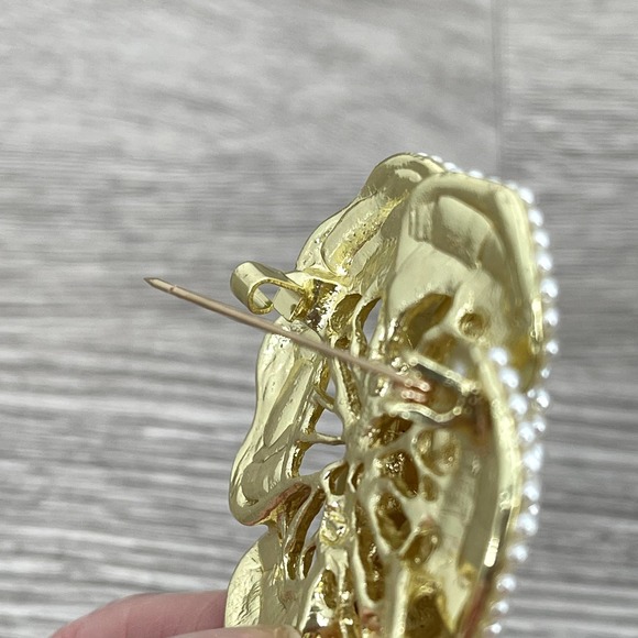 NEW- Camellia Flower Brooch with Faux Pearls White Pearl Gold Tone 1.5" - Picture 3 of 8